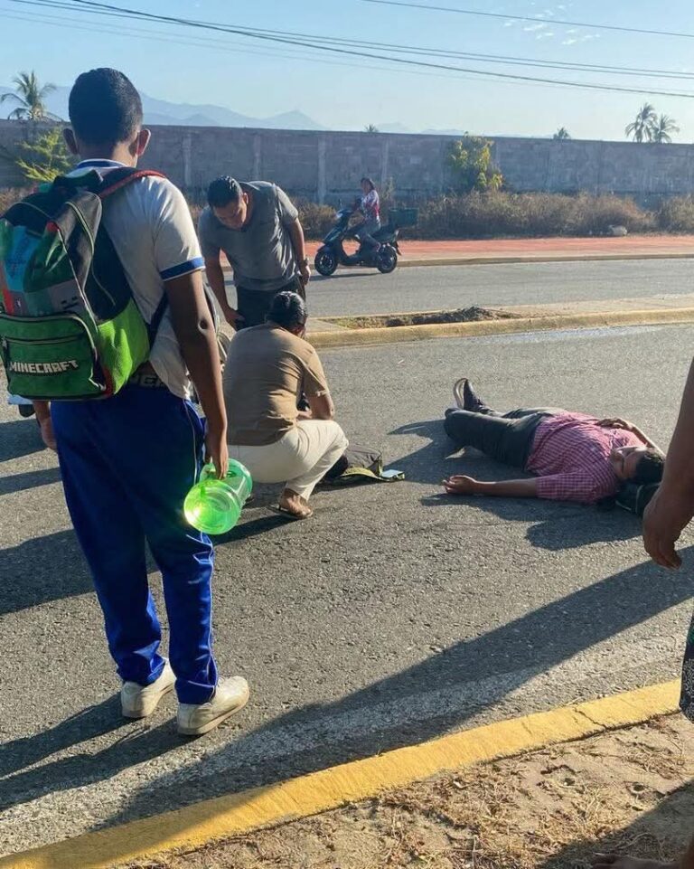 Accidente de motocicleta, padre e hijo sufren lesiones