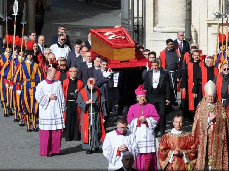 Féretro del papa Francisco llega a la basílica de San Pedro para ser despedido