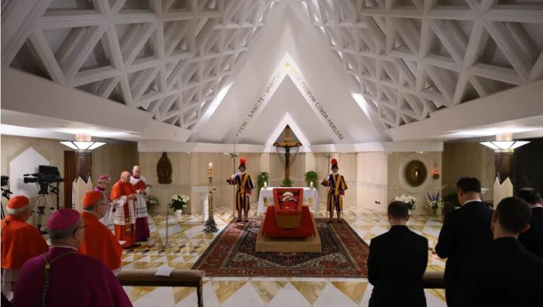 Publican primeras imágenes del papa Francisco en el féretro desde el Vaticano