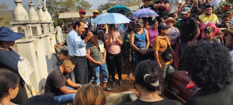 Dan último adiós a Marco Antonio Suastegui Muñoz en Cacahuatepec