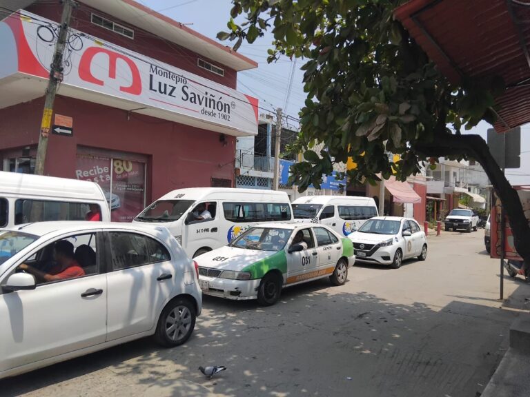 Se reactiva gradualmente el servicio de transporte público en la zona poniente de Acapulco