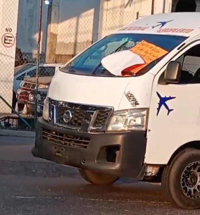 Dejan una Urvan con restos humanos en la avenida Lázaro Cárdenas