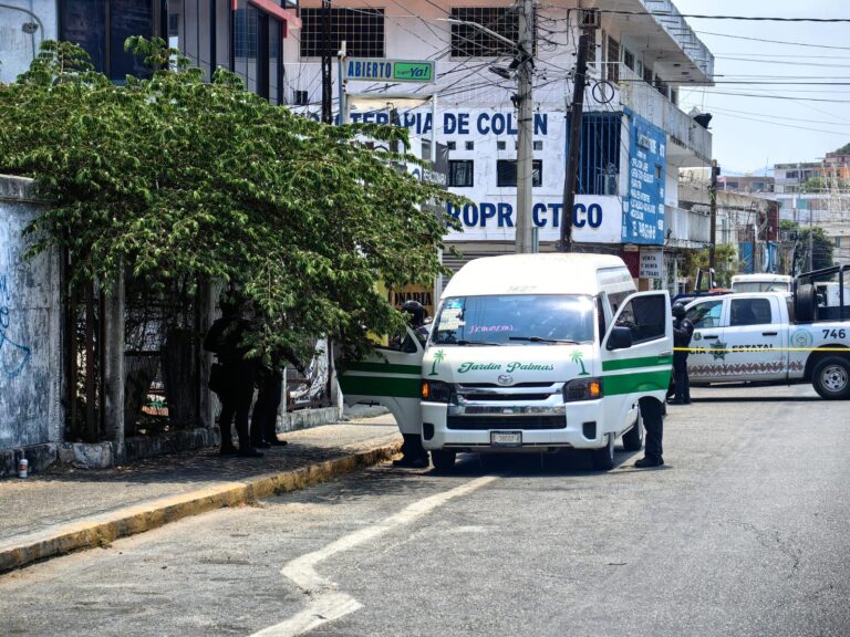 Atacan a balazos una urvan en Calzada Pie de la Cuesta; el chófer resulta gravemente herido
