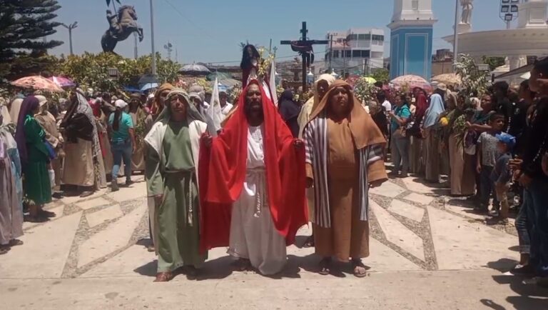 Acuden feligreses católicos a la bendición de palmas en la Iglesia del Señor Santiago Apóstol en Ometepec