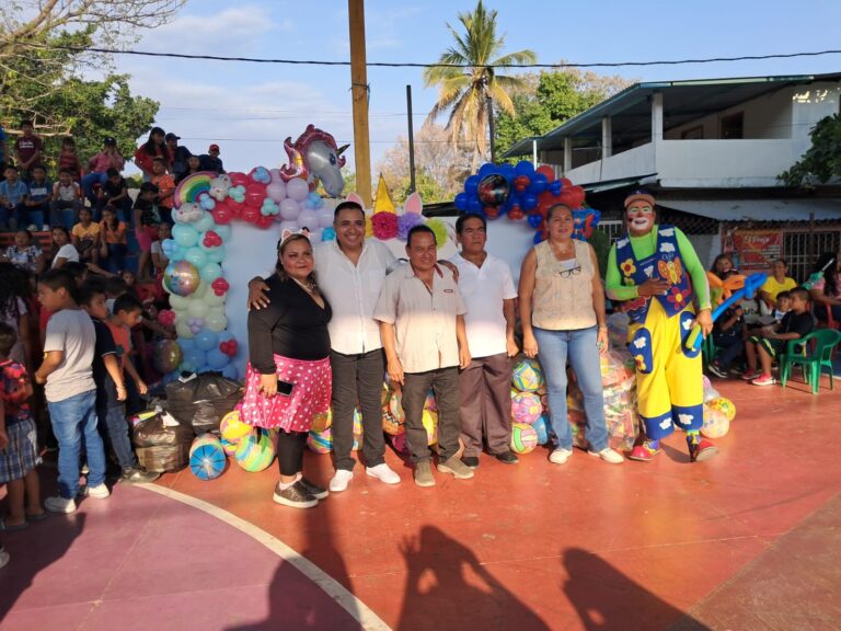 Lleva alegría y diversión la Tía Abe y Juvenal Zaragoza a niños del Súchil
