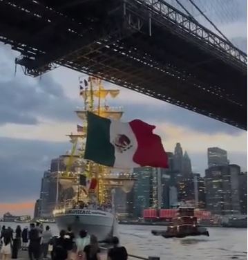 Colisiona el Buque Cuauhtémoc contra el puente de Brooklyn