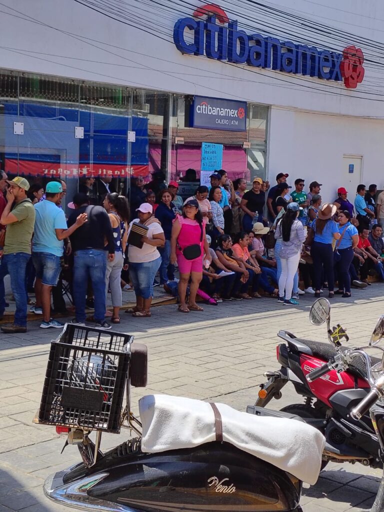 CETEG toma sucursales bancarias y tiendas departamentales en Ometepec en protesta por la Ley del ISSSTE