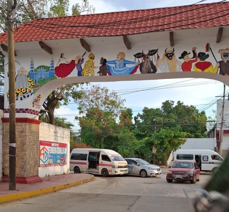 Choque vehicular entre urvan del servicio público y vehículo particular en la entrada del campo aéreo