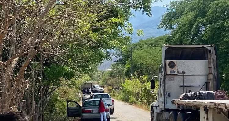 Cierran pobladores de Vallecitos carretera Zihuatanejo-Coyuca de Catalán