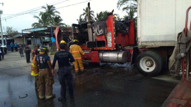 Bomberos de Acapulco sofocan incendio de tráiler en carretera Llano Largo–Puerto Marqués