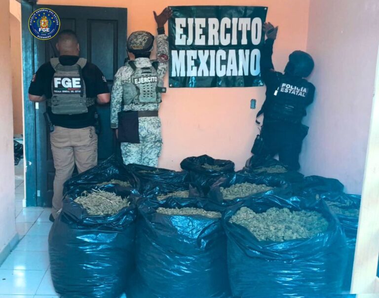 FGEGuerrero rescata a hombre de origen extranjero privado de la libertad y asegura droga en Tlacoachistlahuaca
