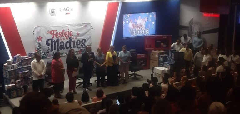 Festeja Javier Saldaña a todas las madres trabajadoras de Rectoría de la UAGro en Chilpancingo