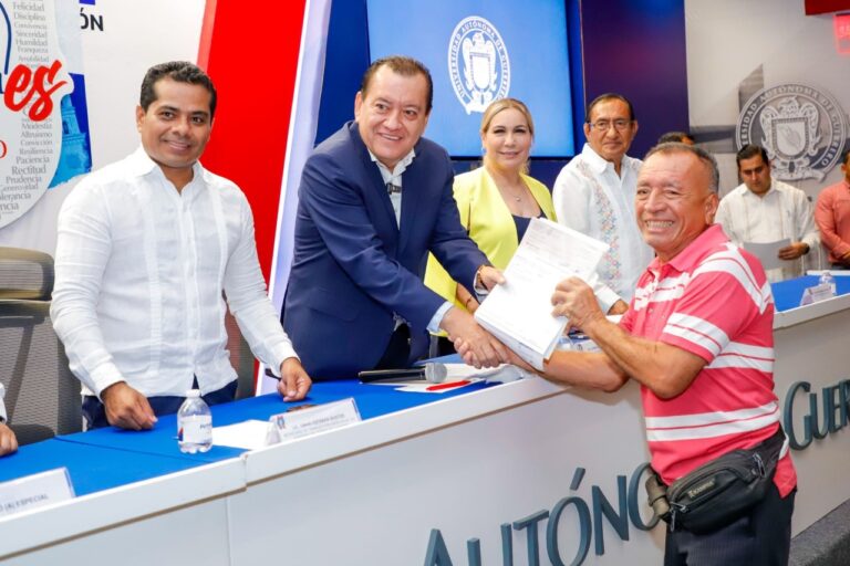 La UAGRo reconoce el compromiso y la trayectoria de su personal jubilado