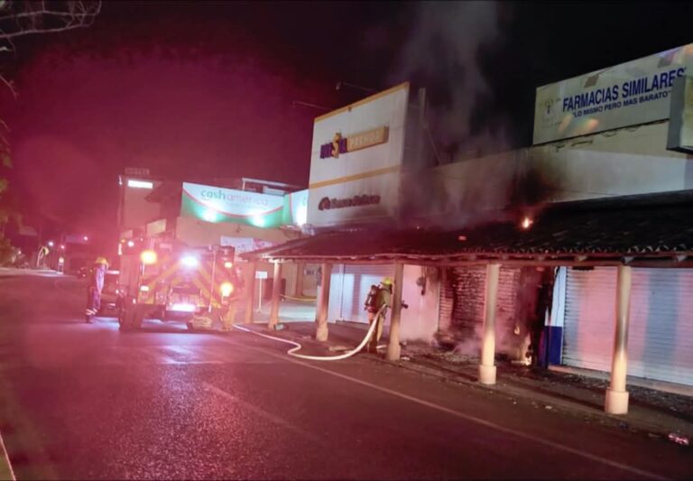 Queman local comercial cerca de Elektra en la noche de sábado en Zihuatanejo