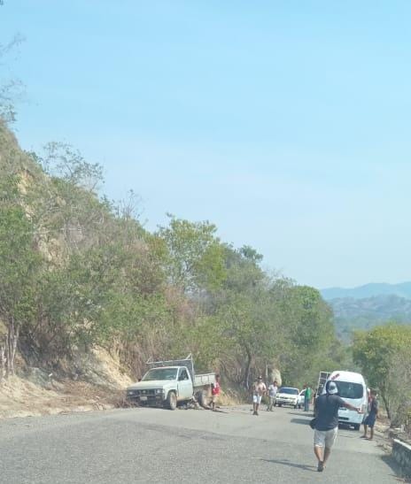 Accidente en carretera entre motocicleta y vehículo deja a un lesionado