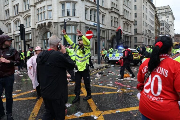 Detienen a un hombre tras embestir a peatones con automóvil durante el desfile de victoria del Liverpool FC
