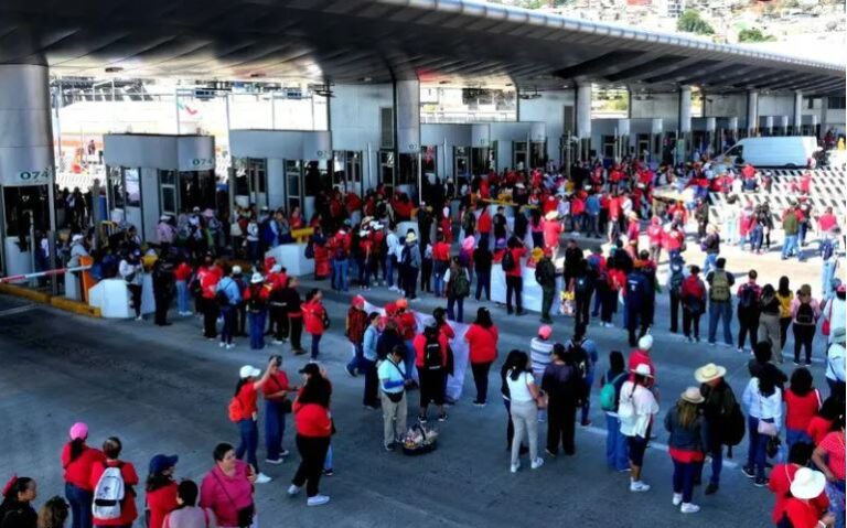 Maestros de la CNTE toman casetas de autopistas hacia la CDMX