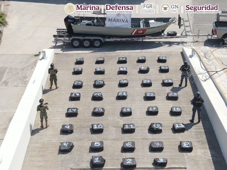 Gabinete de seguridad asegura 1500 kilogramos de cocaína frente a las costas de Jalisco