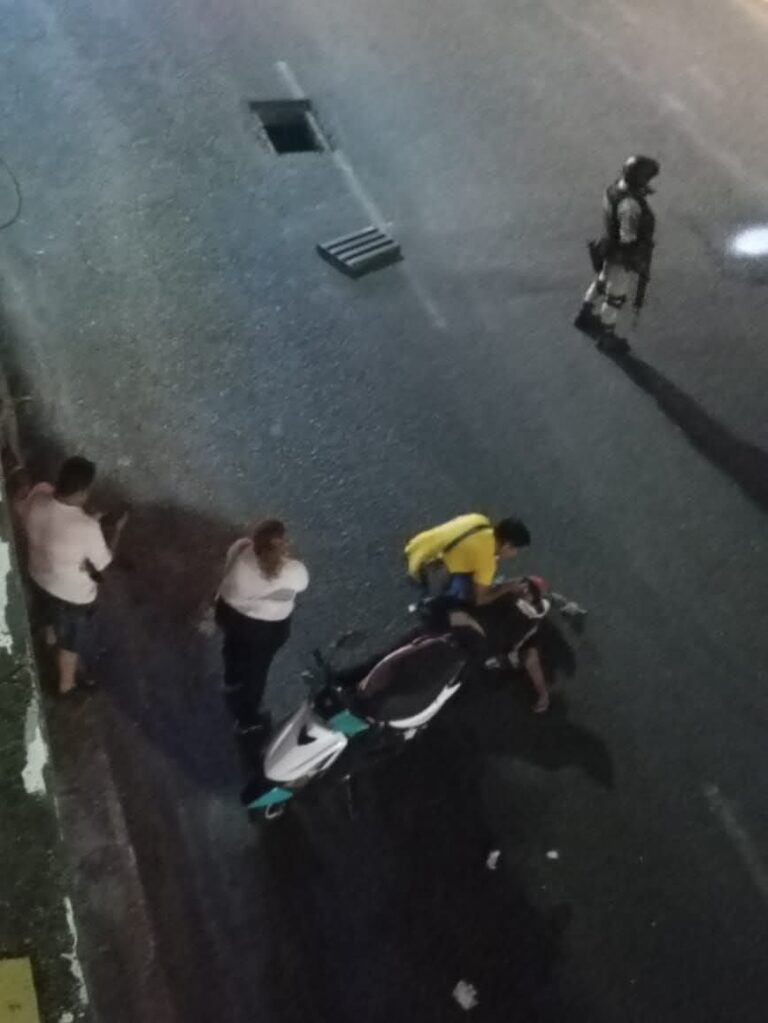 Accidente bajando hacia Las Cruces: Motociclista cae en coladera abierta a la altura de la Col. Vicente Guerrero