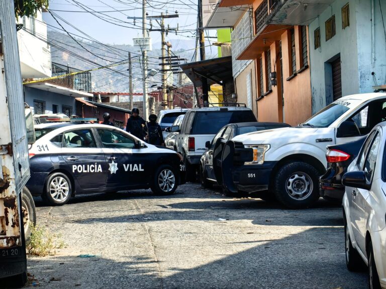 Incendian camioneta Urvan del transporte público en la calle Altamirano del Barrio del Hueso