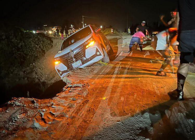Esta Noche: Una camioneta volcó en el paso provisional en el municipio de Coyuca de Benítez