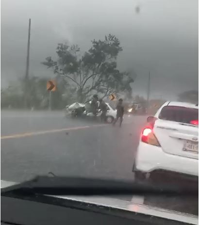Choca Tsuru con un volteo en la carretera federal Acapulco Pinotepa