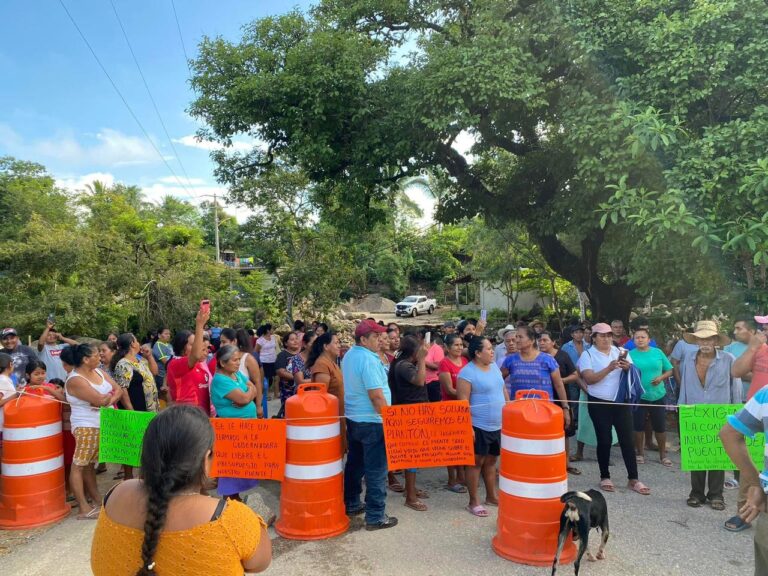 Pobladores de Llano Grande bloquean carretera para exigir la finalización de un puente vehicular
