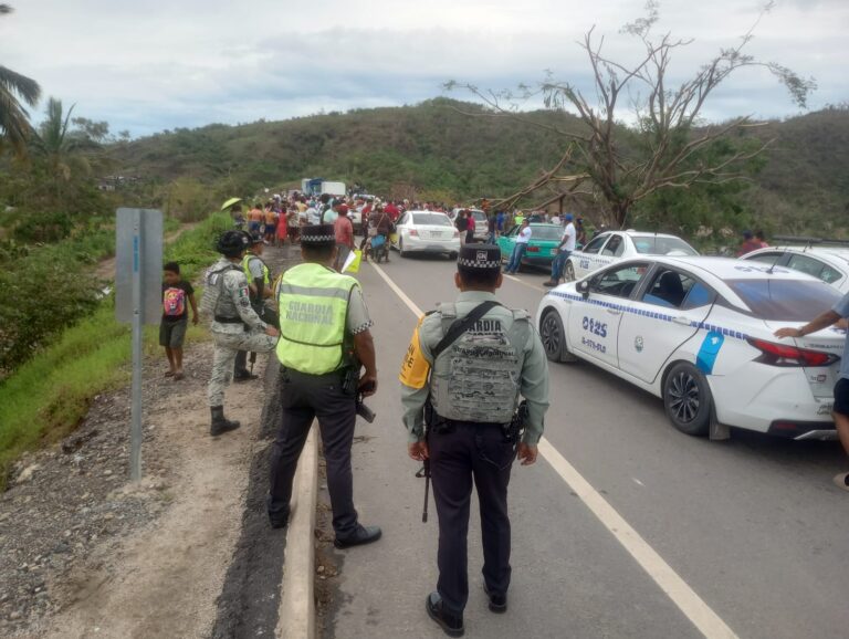 Pobladores de Capulín y Talapilla bloquean carretera federal en protesta por falta de atención tras huracanes