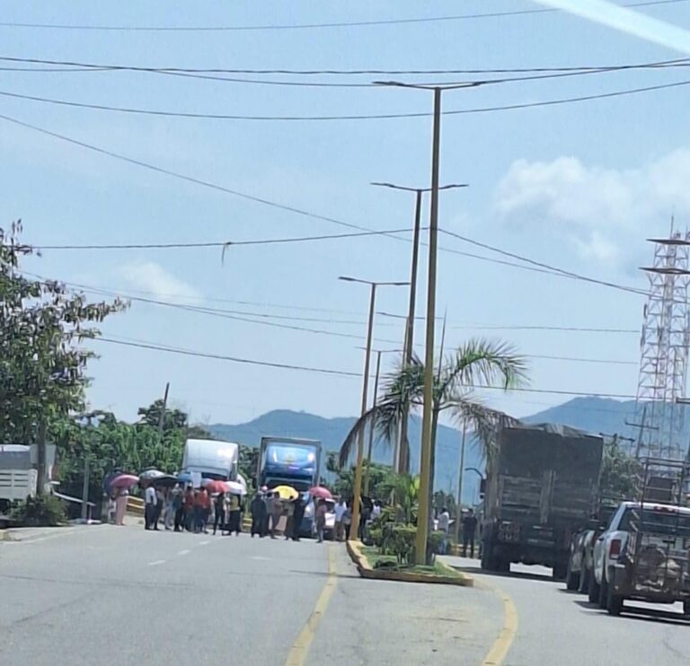 Bloqueos en la carretera federal Acapulco–Pinotepa: Tomen precauciones si viajan rumbo a Acapulco