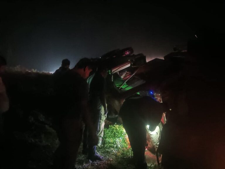 Vuelca Torton en carretera federal Acapulco-Zihuatanejo, un lesionado