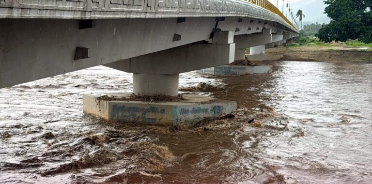 Aumenta el caudal de ríos en la Costa Grande de Guerrero tras remanentes del huracán Erick