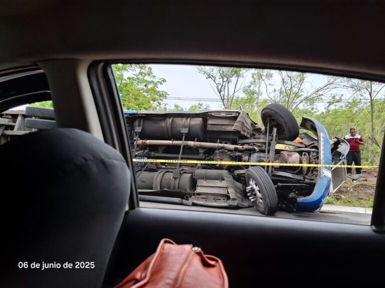 Choca taxi contra un trailer en carretera federal Acapulco – Pinotepa
