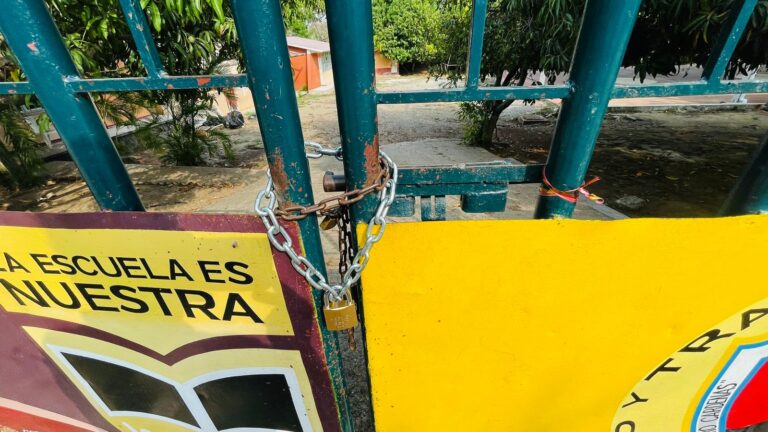 Cierran escuela padres de familia en Santa Rosa, en Tecpan de Galeana