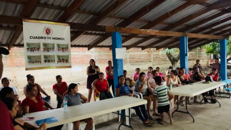 Regresan a clases profesores en el municipio de Tecpan de Galeana