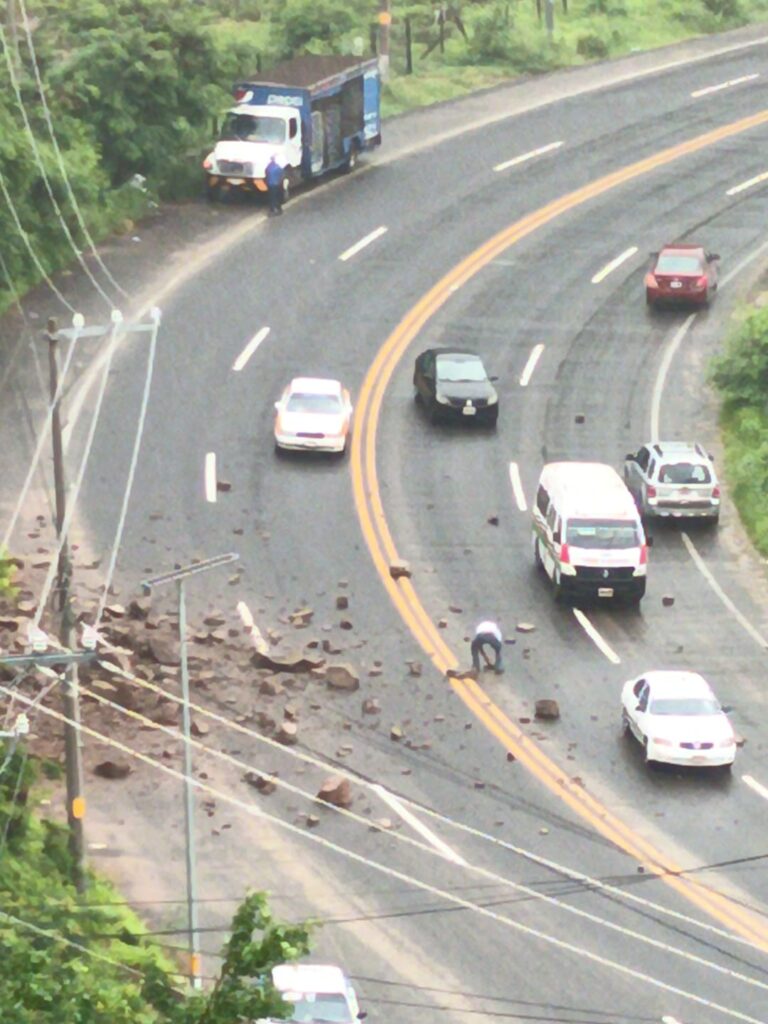 Afectaciones en la carretera Acapulco-Zihuatanejo por deslaves durante la Tormenta Tropical «Floossie»