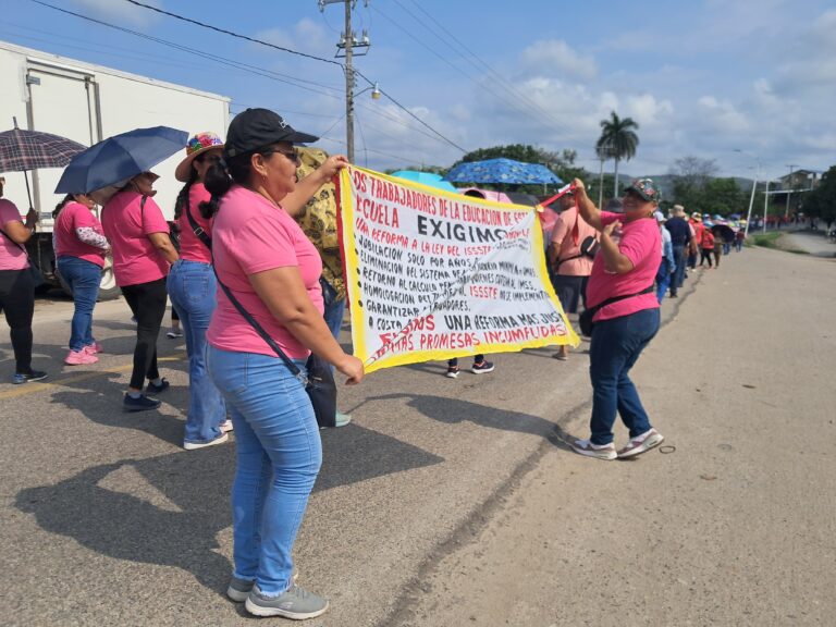 Marchan cientos de maestros del CNTE en Costa Grande