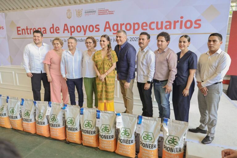 Entrega Evelyn Salgado apoyos a productores agropecuarios de la región Norte de Guerrero