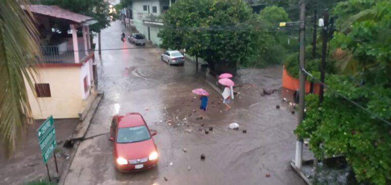 Rescatan a dos personas arrastradas por arroyo El Mesón, en Petatlán