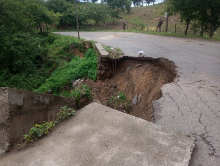 Peligroso socavón amenaza la comunicación en la carretera Ometepec-Xochistlahuaca