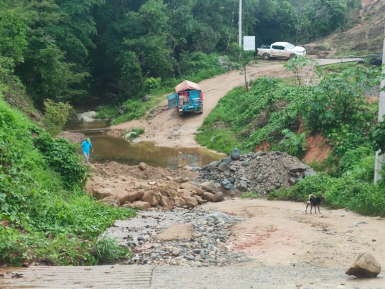 Empresa interrumpe acceso principal a la localidad de La Trinidad, generando caos y descontento en la población