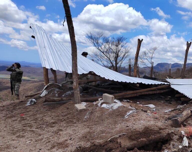 Marina en conjunto con grupo Interinstitucional localiza campamentos pertenecientes a la delincuencia organizada y asegura vehículos en Sinaloa