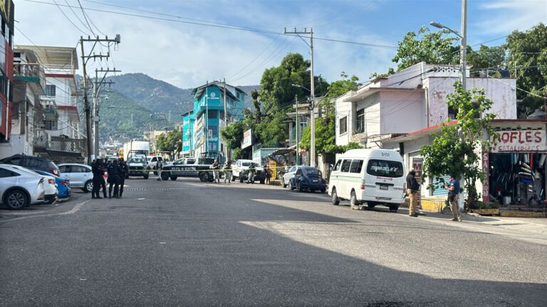 Un hombre que conducía una Urvan fue acribillado a balazos en la avenida Constituyentes