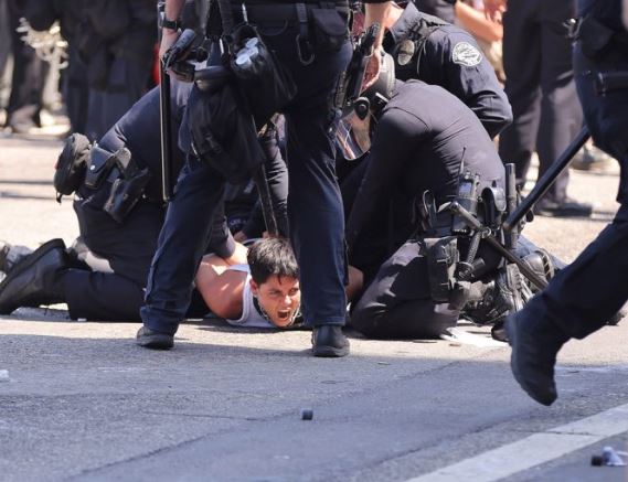 Intensifican redadas en LA; suman 330 detenidos