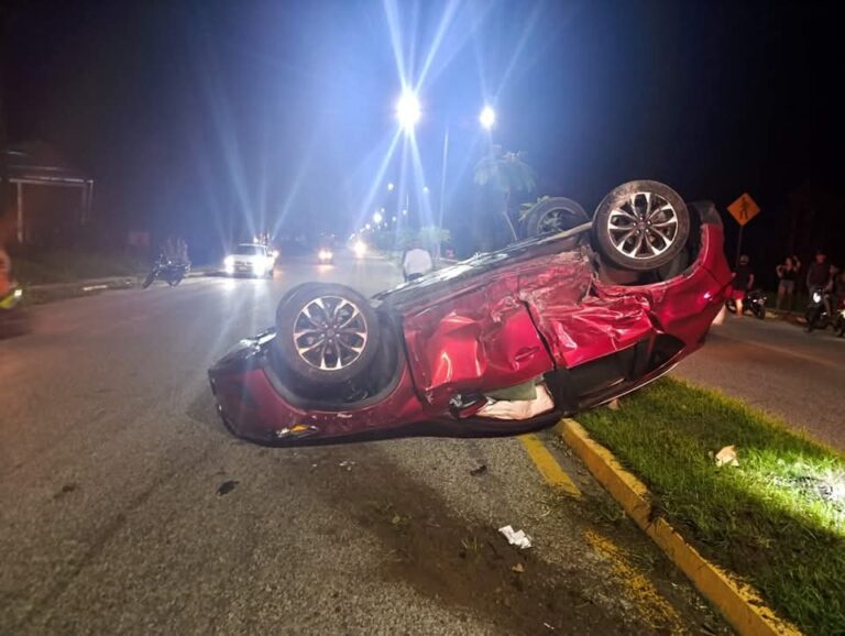 Volcadura de un automóvil en Atoyac de Álvarez