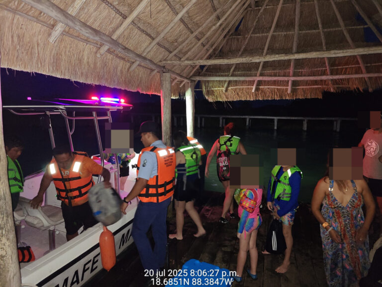 Marina rescata a 11 personas en inmediaciones de la Laguna de Bacalar, Quintana Roo