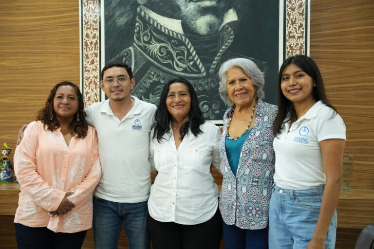 Recibe Abelina López Rodríguez a representantes de AMANC