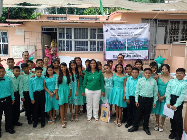 Amadrina Abelina López Rodríguez a la generación 2019-2025 de la primaria Hermenegildo Galeana
