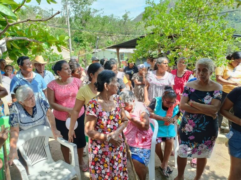 Efrén Adame brinda apoyo a pobladores damnificados por el huracán Erick en Tierra Blanca