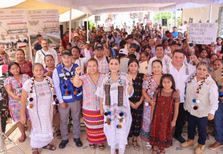 Evelyn Salgado inauguró caminos artesanales y un mercado para el desarrollo social y económico de Xochistlahuaca y Tlacoachistlahuaca