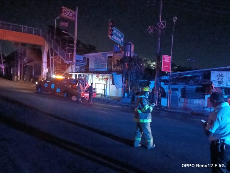 Atiende Protección Civil Acapulco incendio en poste de CFE en La Garita